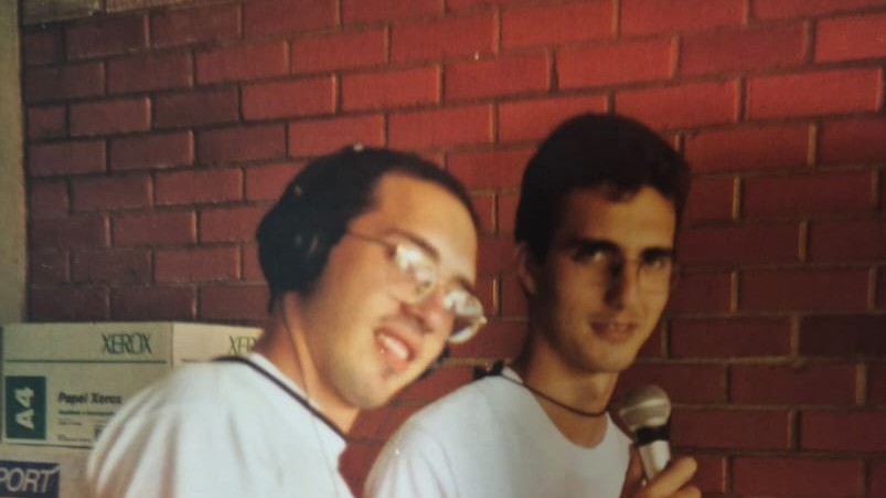 Anderson Carvalho e Tales Carvalho animando um acampamento, final dos anos 90