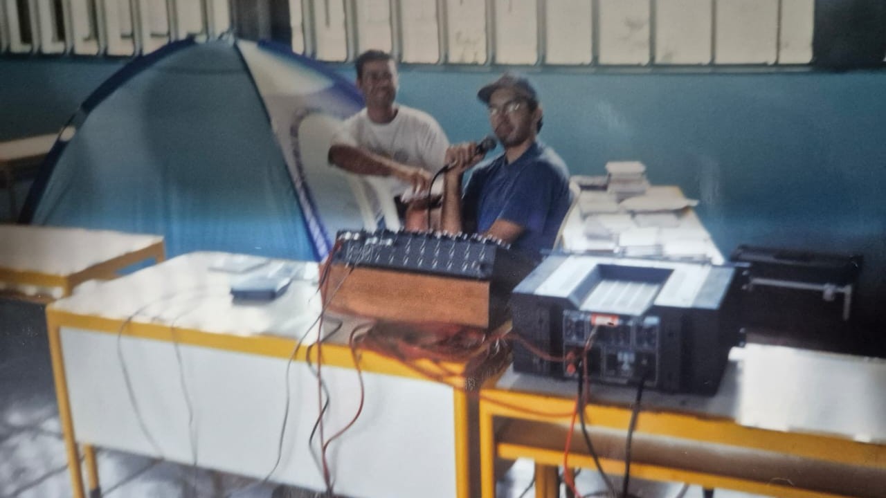 Estrutura de som da Rádio Kactus montada em acampamento, final dos anos 90